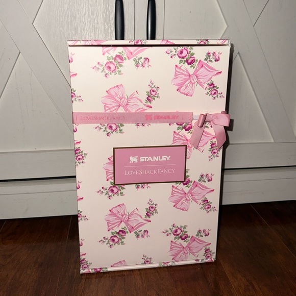 Stanley x Love Shack Fancy Holiday Quencher 20 oz Rosa Beaux Pink - Picture 10 of 11